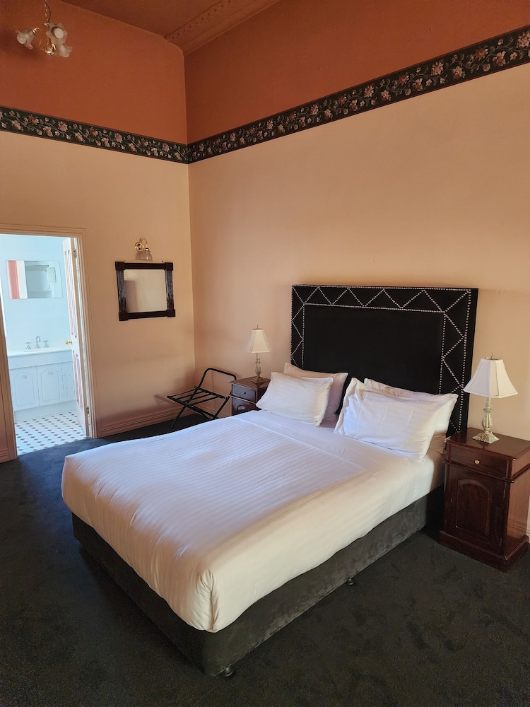 Heritage Queen Room photo 3