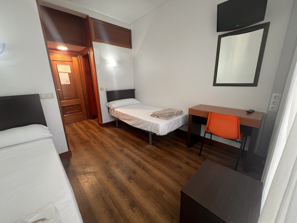 Basic Twin Room photo 3