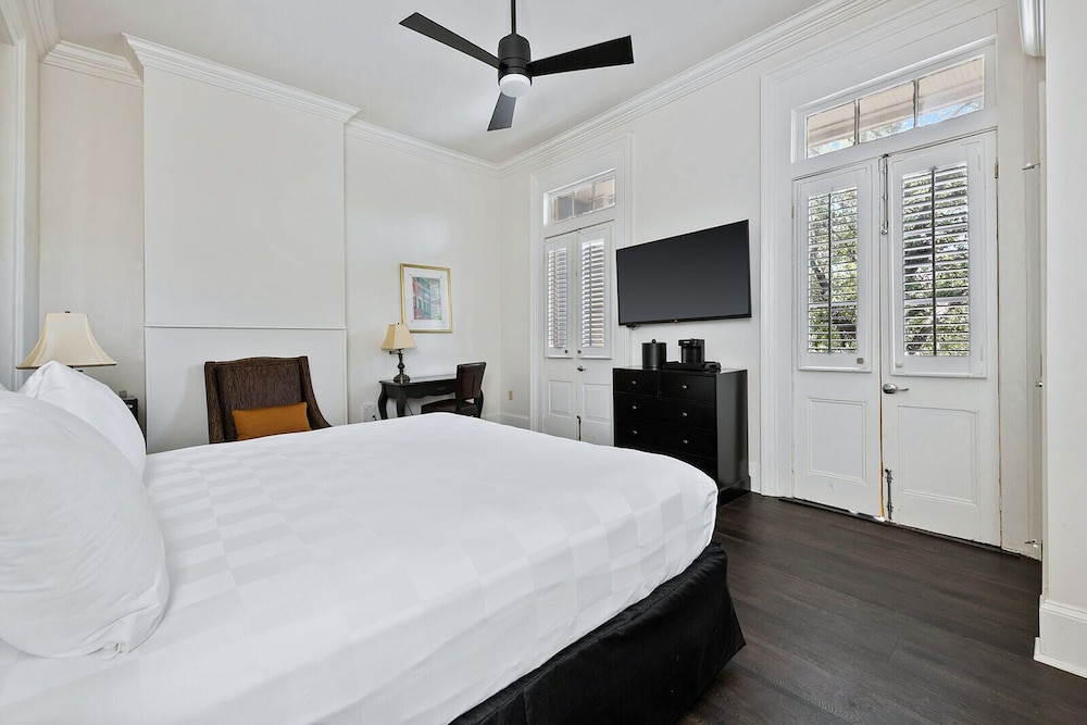Room, 1 King Bed, Balcony - Photo 1