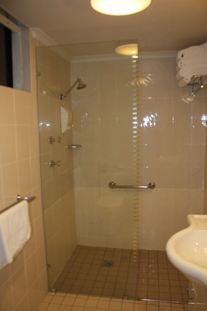 Deluxe Room, 1 Queen Bed photo 3