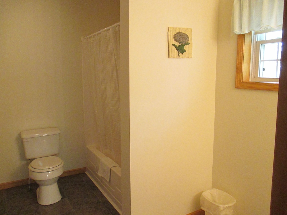 1 Bedroom Suite with 1 Queen Bed (2nd Floor) photo 3