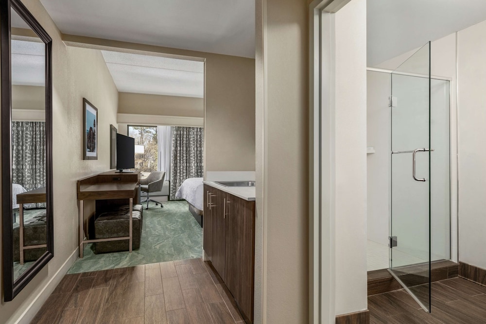 Deluxe Room, 1 King Bed, Non Smoking photo 2