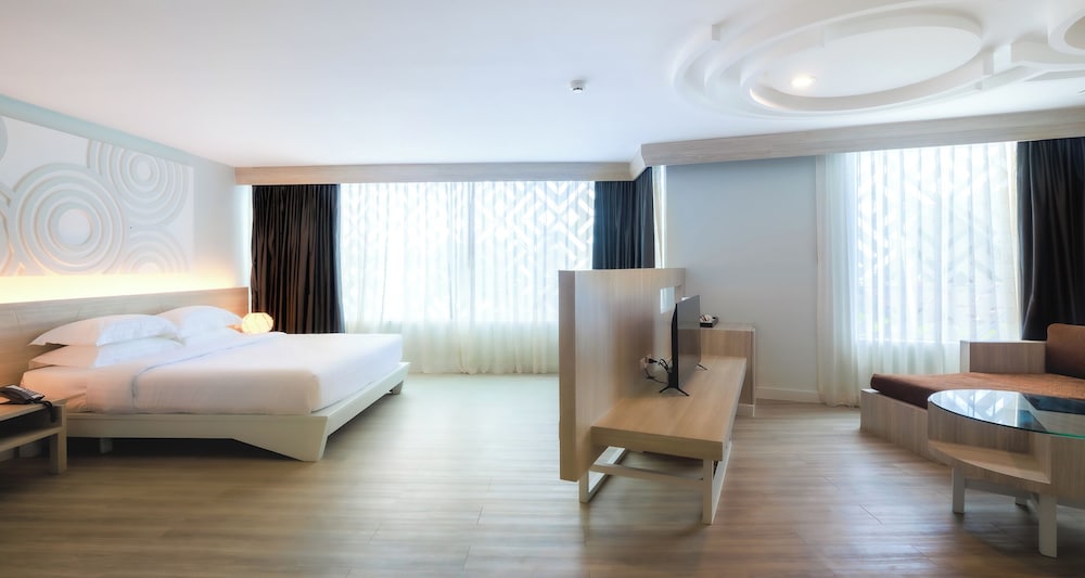 Suite, 1 King Bed, Non Smoking, City View - Photo 6
