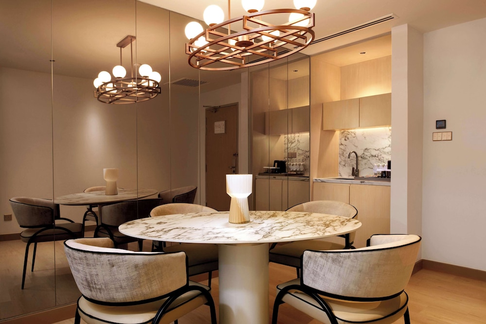 King Premium Suite with Lounge Access - Photo 4