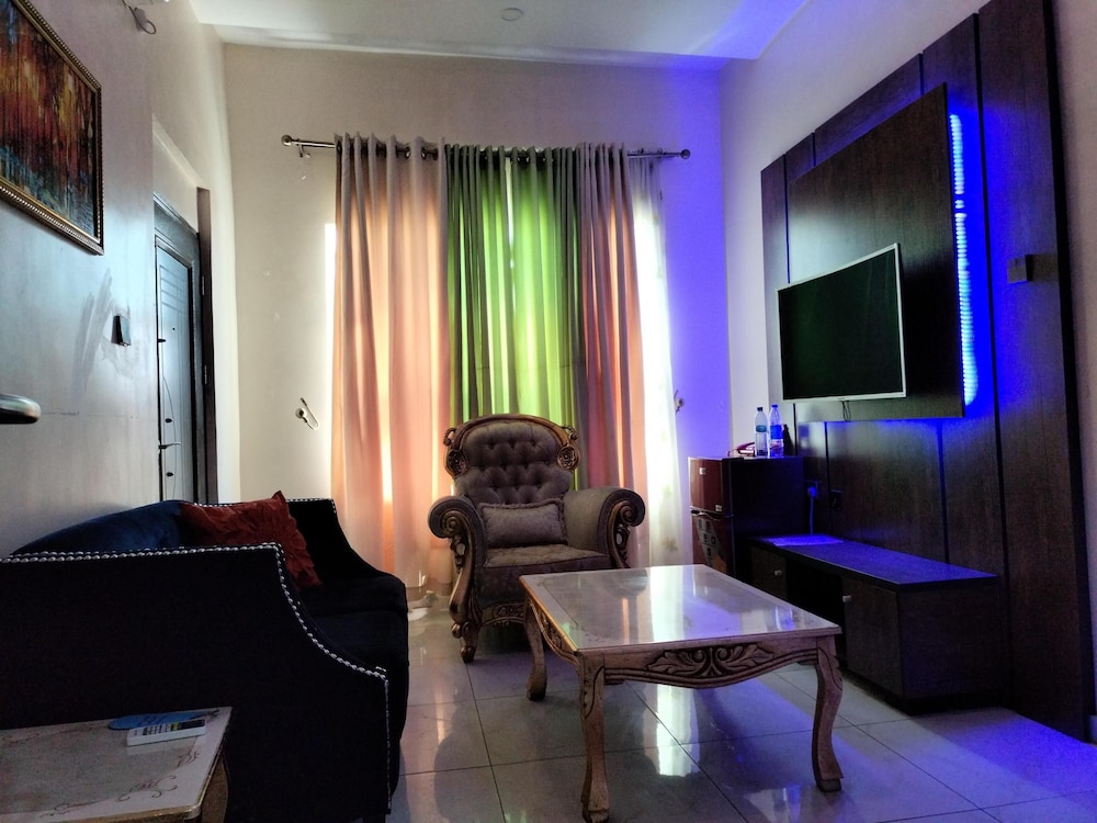 Executive Suite - Photo 4