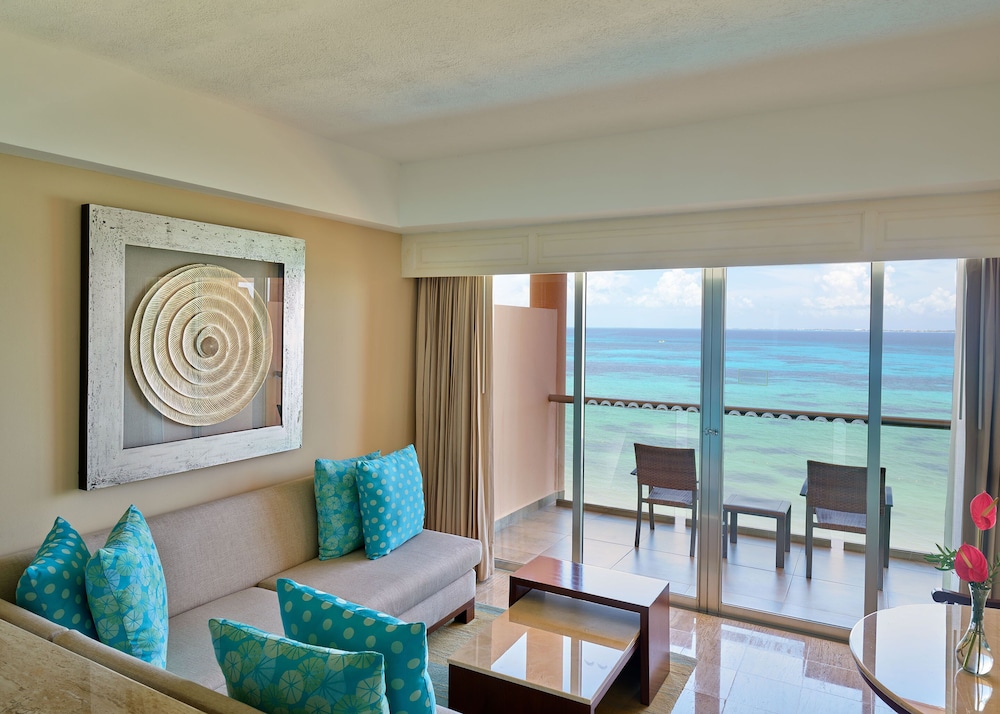 Ocean Front Suite (1 King) - Photo 4