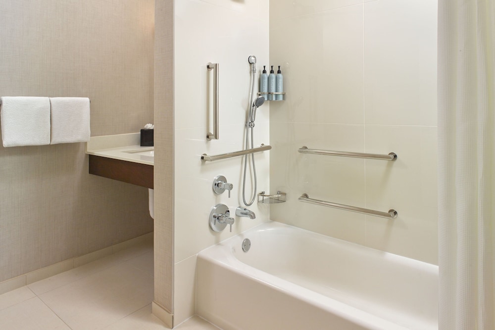 Suite, 1 Bedroom - Photo 14