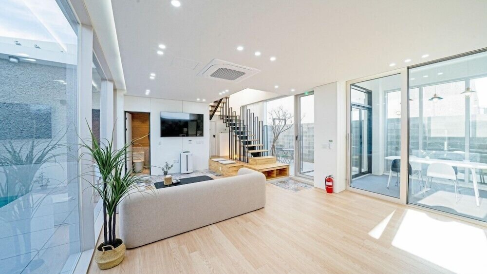 Room (Room 5)