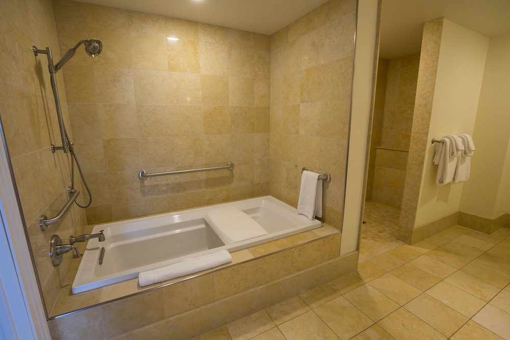 ADA Lakeview Queen Suite photo 3