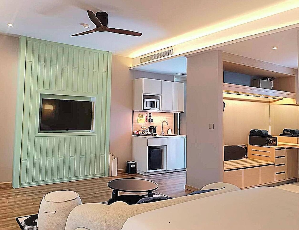 Studio Pool Suite - Photo 3