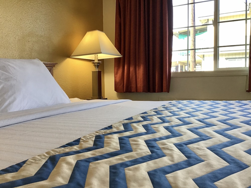 Standard Room, 1 Queen Bed photo 2