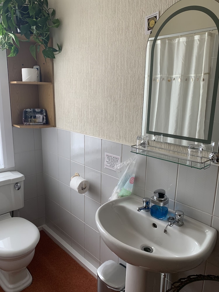 Double Room (Private Bathroom Opposite) photo 3