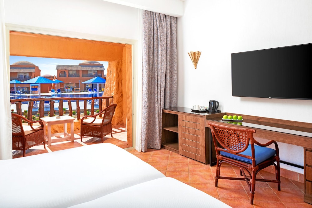 Deluxe Double or Twin Room, Pool View - Photo 3