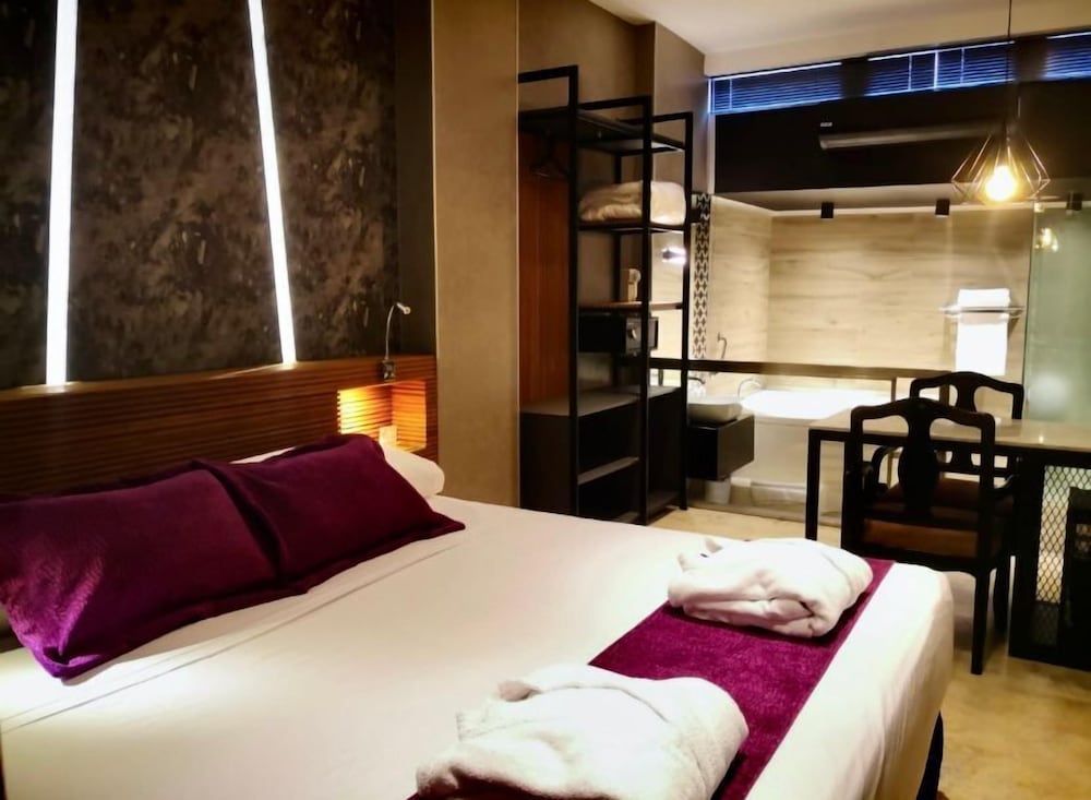 Deluxe Studio Suite