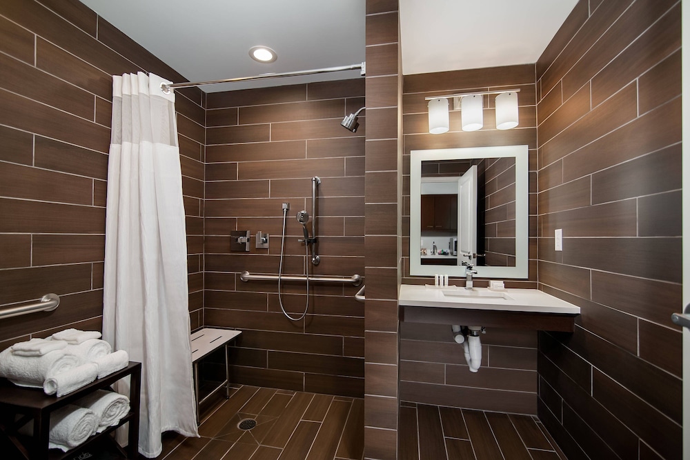 Studio Suite, 2 Queen Beds (Mobility/Hearing Access, Roll-in Shwr)