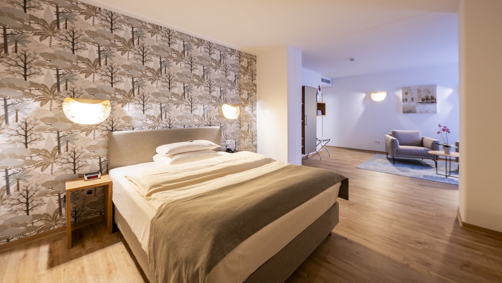 Suite, 1 Queen Bed - Photo 2