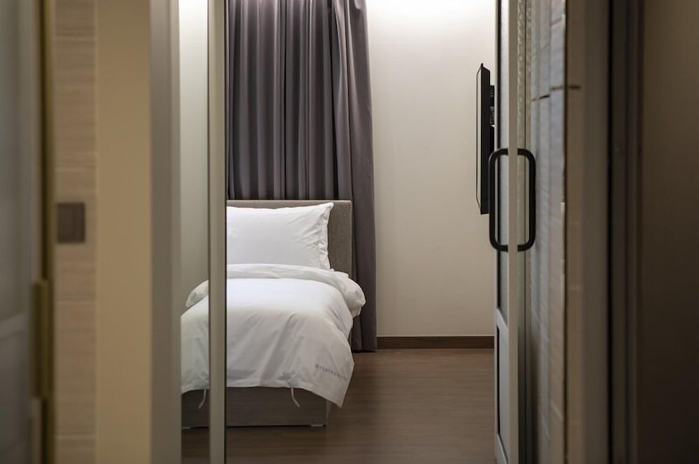 Luxury Suite - Photo 8
