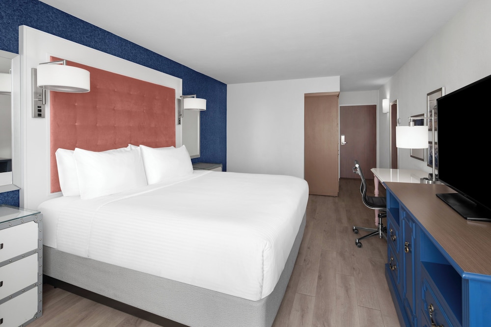 Standard Room, 1 King Bed, Accessible (Accessible Tub) - Photo 2