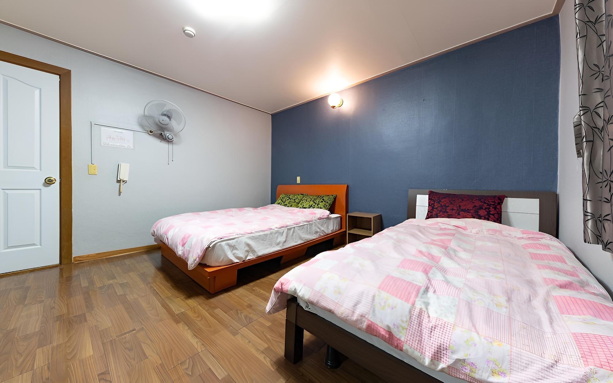 Room (2 beds) - Photo 6