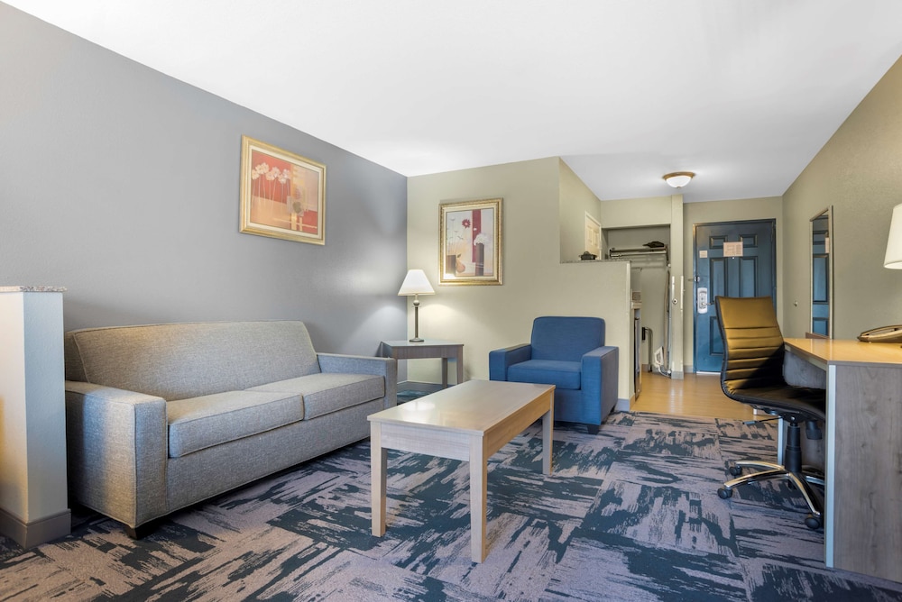 Suite, 1 King Bed, Non Smoking, Jetted Tub - Photo 3