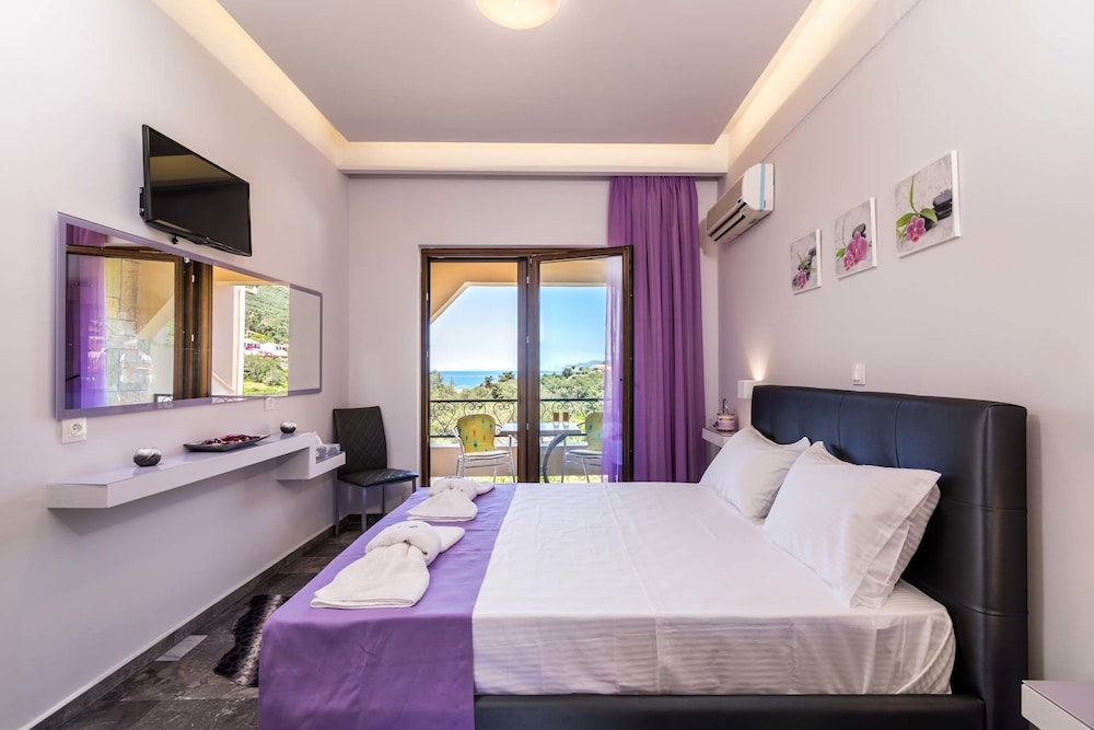 Luxury Studio, Pool View