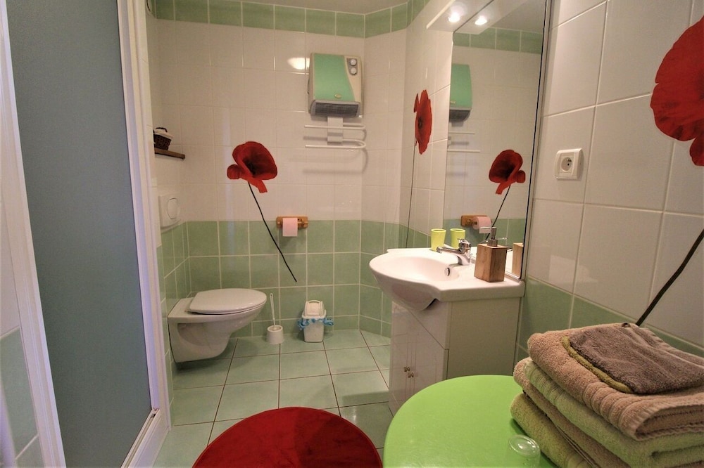Double Room, Ensuite (Lyonnaise) photo 3