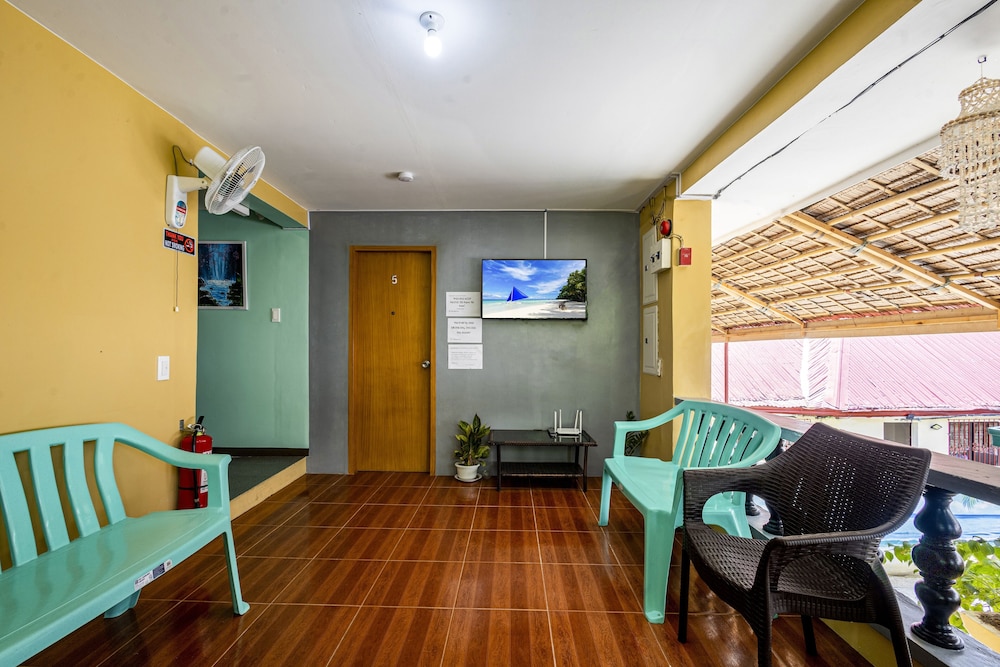 AirCon Room with private bathroom - Photo 6