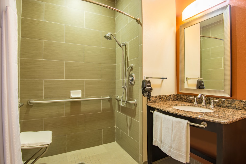 Standard Room, 1 King Bed, Accessible (Comm, Tub) photo 3