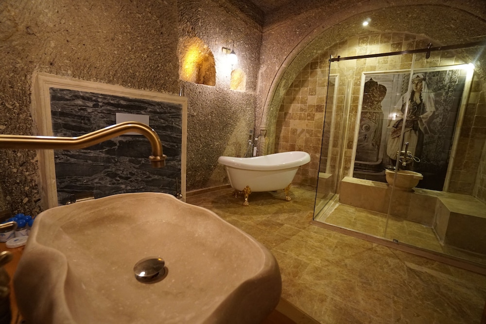 Queen Suite - Photo 11