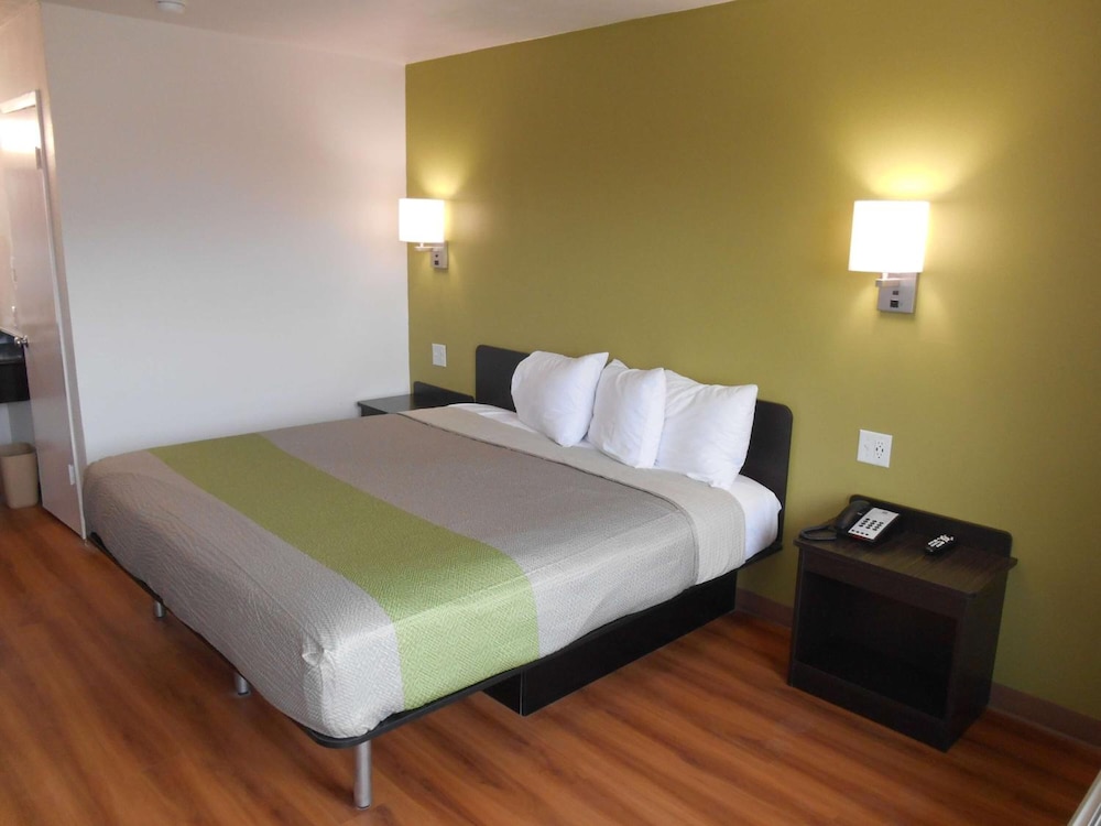 Standard Room, 1 King Bed, Accessible, Non Smoking photo 3