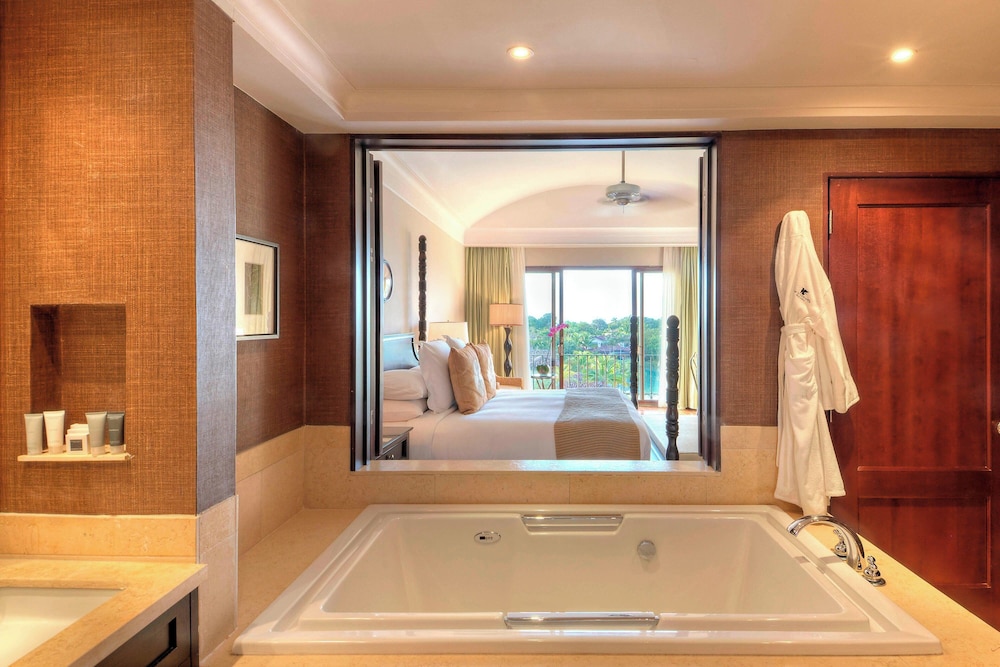 Suite, 1 King Bed, Balcony - Photo 10