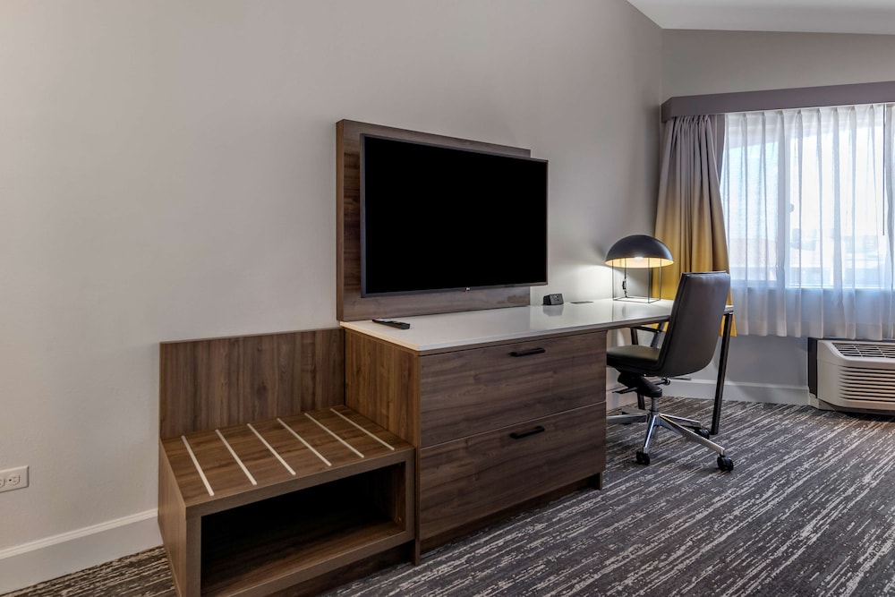 Standard Room, 2 Queen Beds, Non Smoking, Balcony (Shower Only) - Photo 1