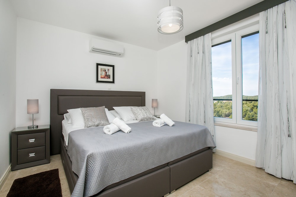 Luxury Villa, 4 Bedrooms, Terrace, Sea View (2)