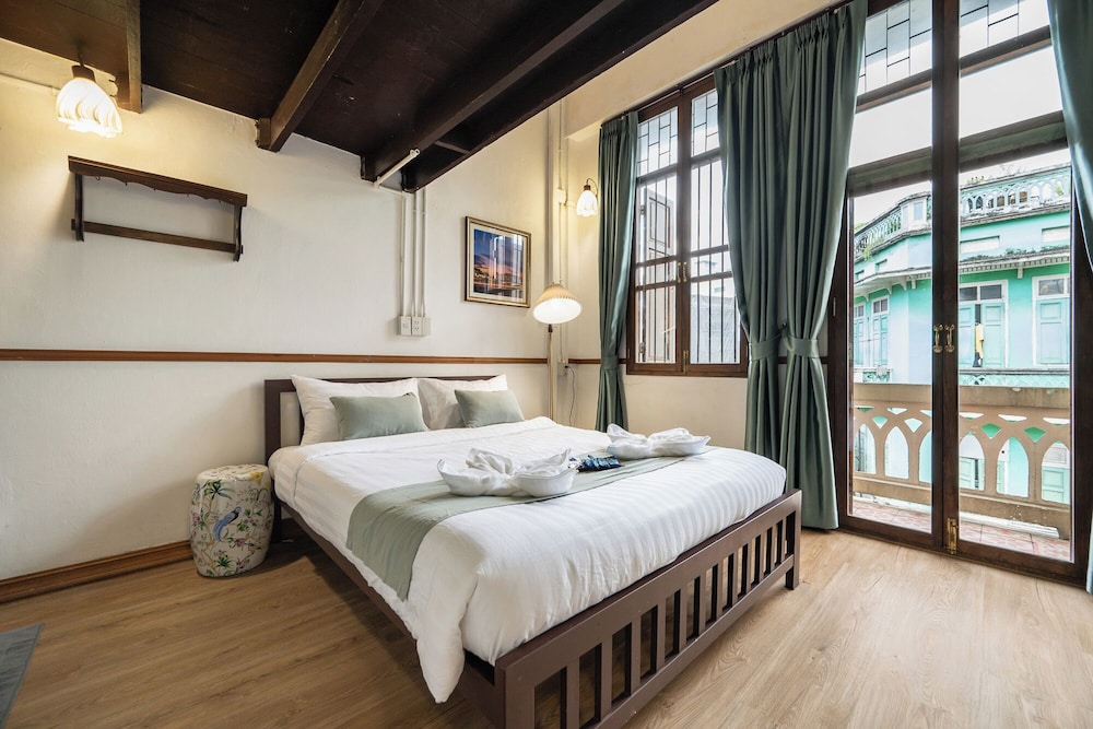 Deluxe Quadruple Room, 2 Queen Beds, Balcony, City View