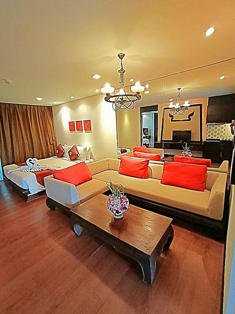 Family 2 Beds Suite Whirlpool Bathtub photo 2