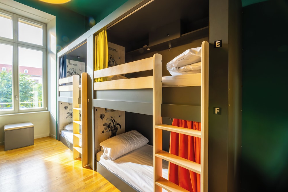 Bed in 6-bed dorm with private bathroom photo 1