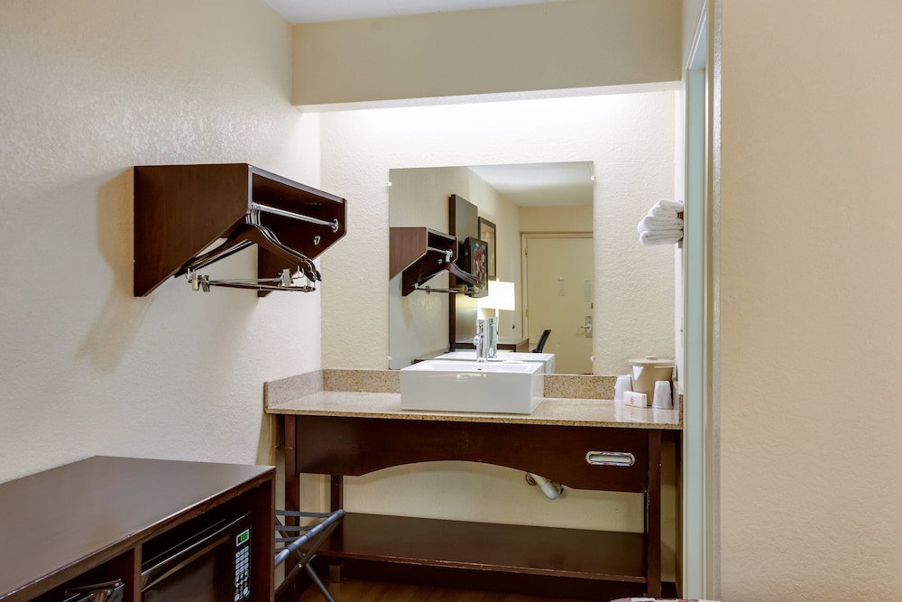 Deluxe Room, 2 Queen Beds, Non Smoking - Photo 4