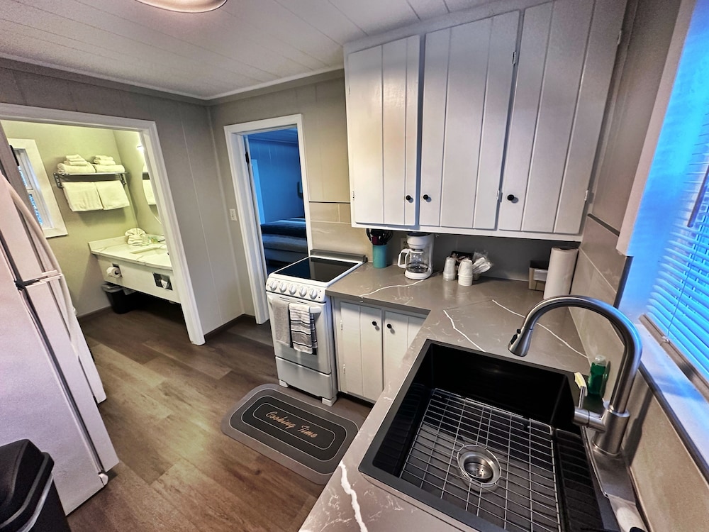Family Cottage, Multiple Beds, Kitchen, Lake View photo 2