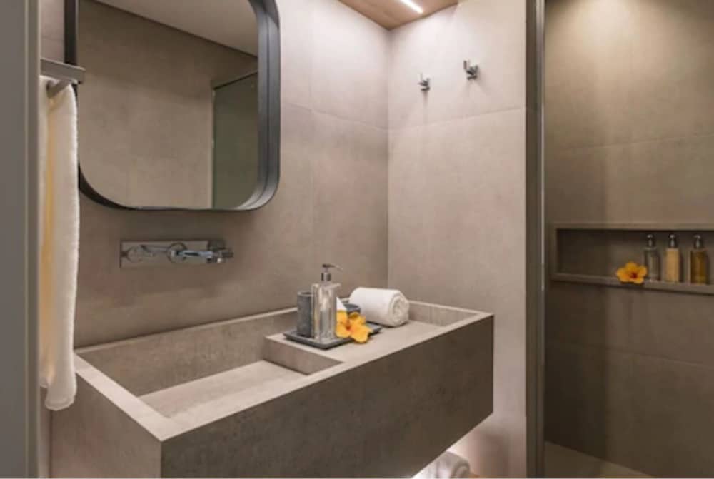 Luxury Suite - Photo 8
