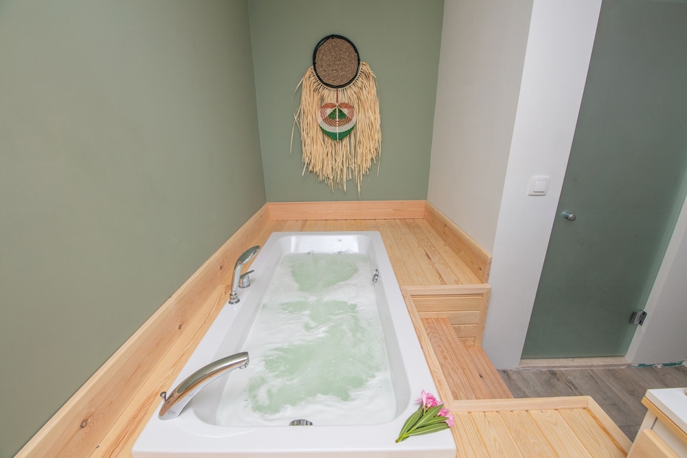 Deluxe Pool Suites photo 2