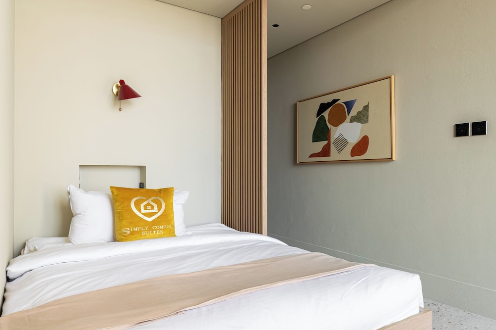 Deluxe Studio, 1 Queen Bed, Non Smoking photo 2