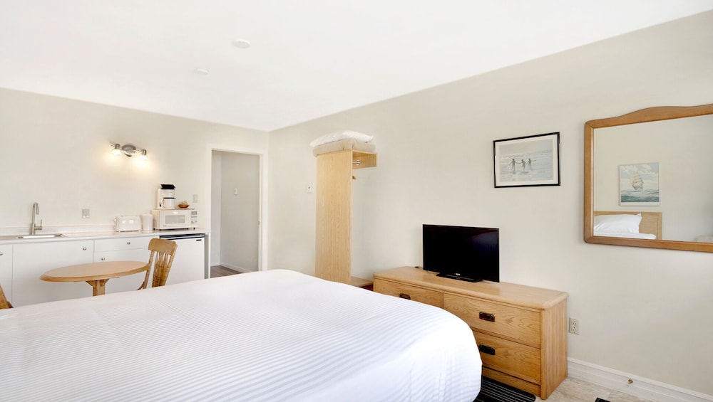 Standard Room, 1 Queen Bed photo 3