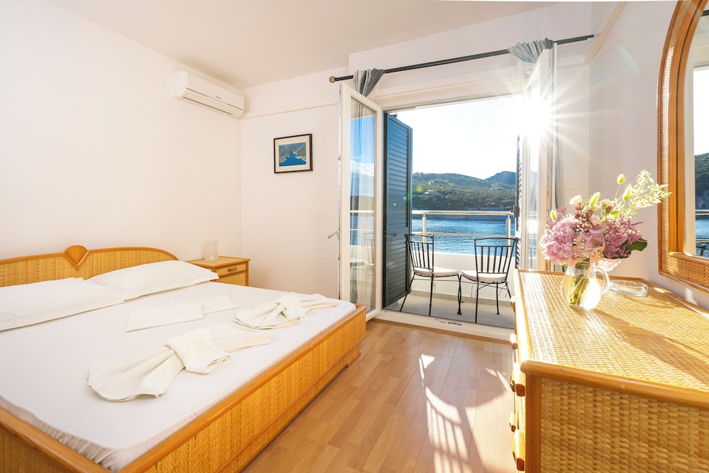 Triple Room, Balcony, Sea View photo 2