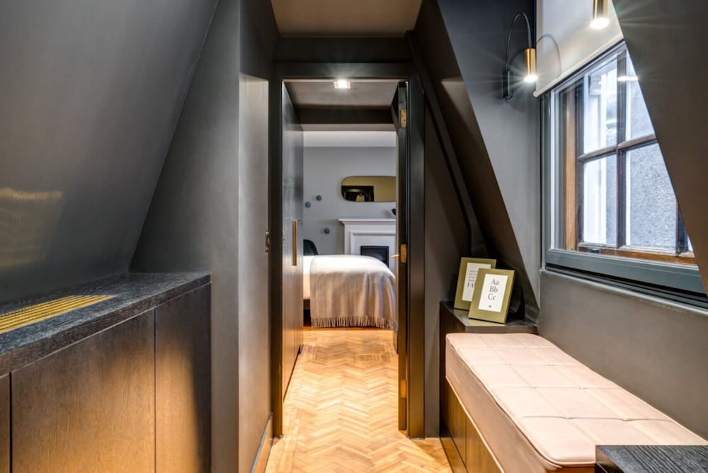 Signature Suite, 2 Bedrooms, Kitchenette with Club Lounge Access thumbnail 5