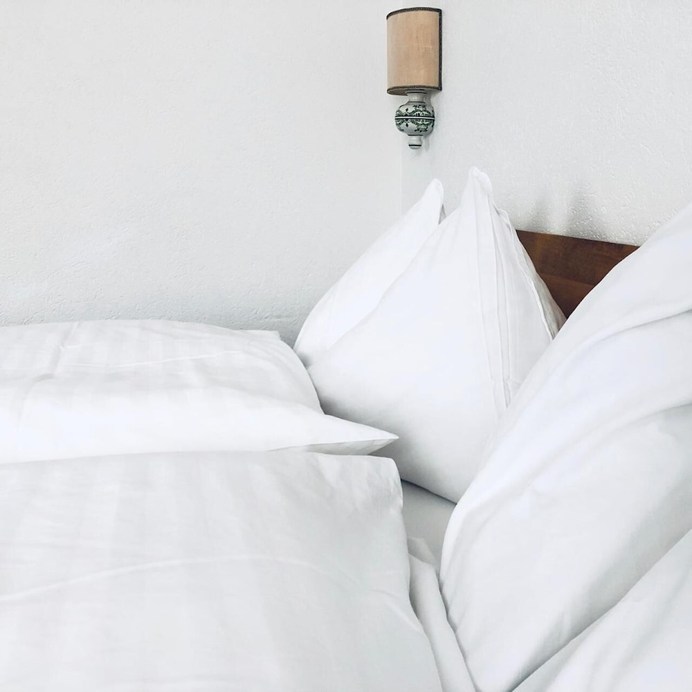 Basic Double Room, 2 Twin Beds, Ensuite, Mountain View