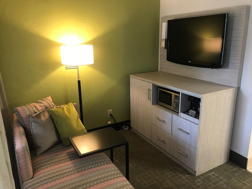 Junior Suite, 1 Queen Bed, Non Smoking - Photo 5