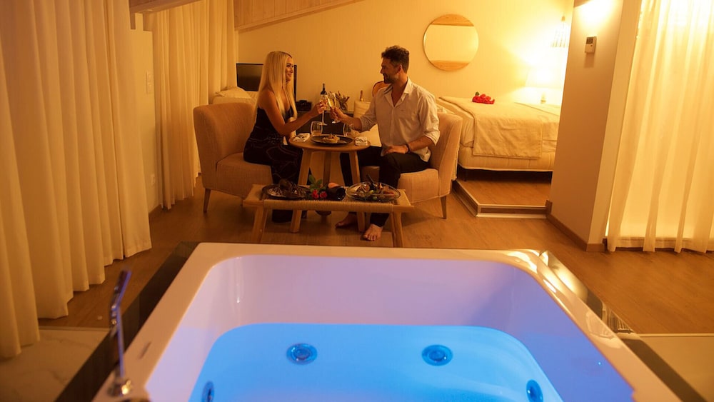 Executive Suite, Jetted Tub (Olympus) - Photo 2