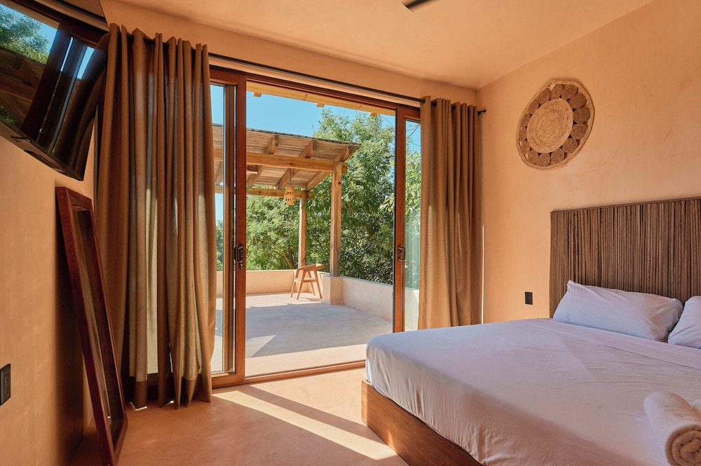 Suite, 1 King Bed, Partial Ocean View photo 1