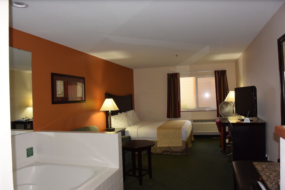 Suite, 1 King Bed - Photo 4