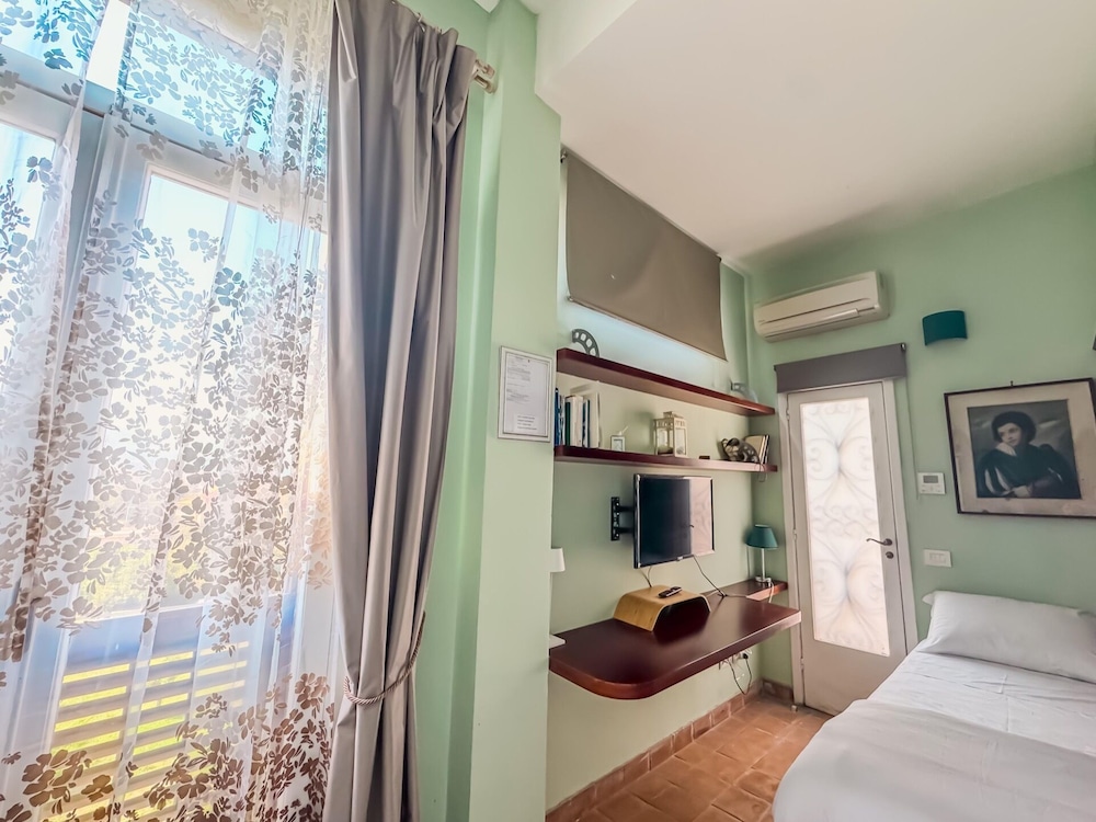 Classic Twin Room, Sea View photo 3